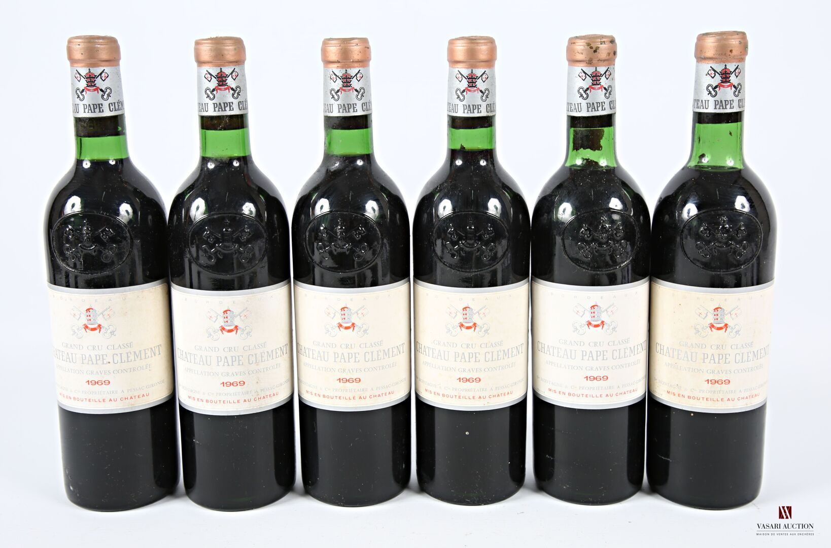 Null 6 bouteilles	Château PAPE CLÉMENT	Graves GCC	1969
	Et. Tachées. N : 1 mi/ba&hellip;
