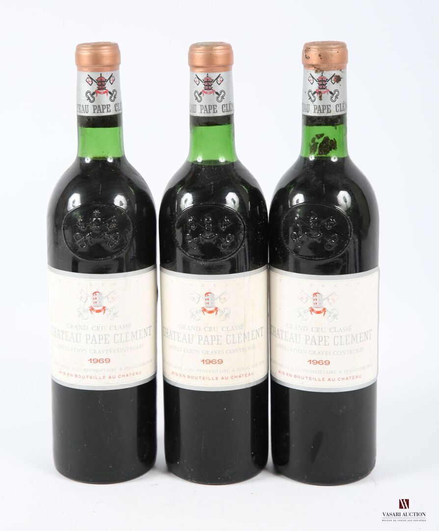 Null 3瓶Château PAPE CLÉMENT Graves GCC，1969年
	Et.有点污渍。N: 2瓶低颈部/高肩限，1瓶高肩限。