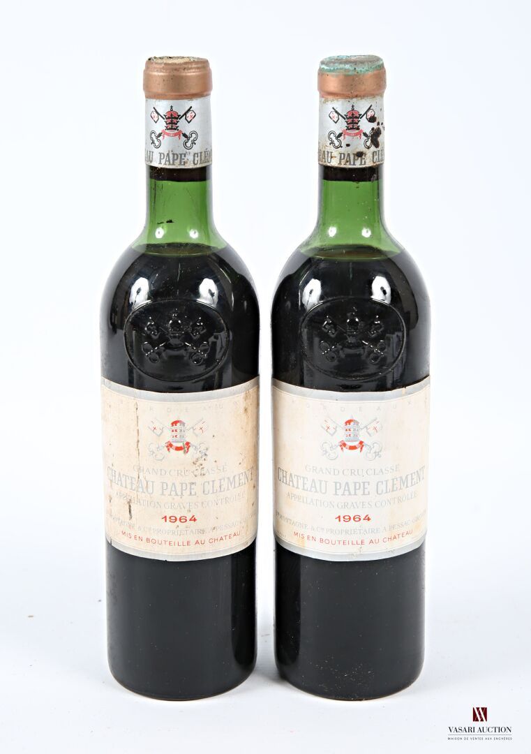 Null 2 瓶 Château PAPE CLÉMENT Graves GCC 1964
	染色。1个瓶盖头部破损。N: ht/mi shoulder.
