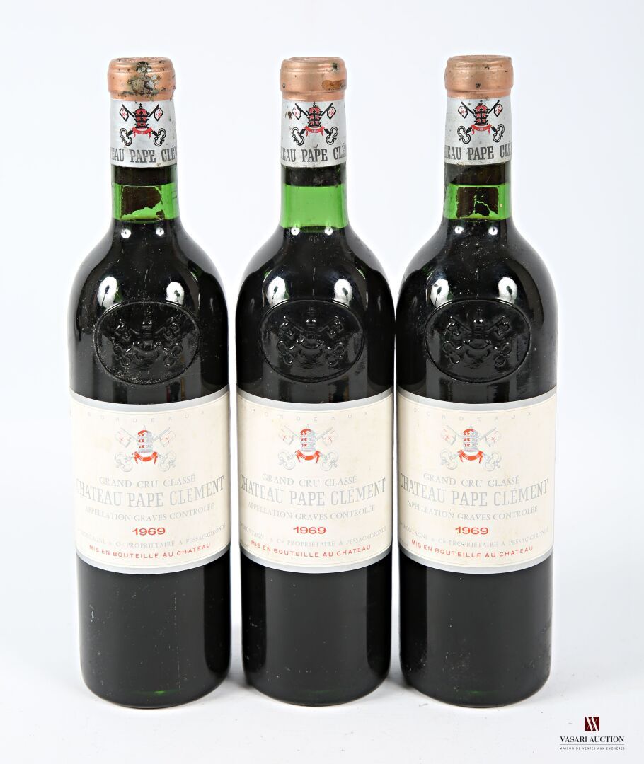 Null 3瓶Château PAPE CLÉMENT Graves GCC，1969年
	有一点污渍。N: 2瓶低颈，1瓶低颈/高肩。