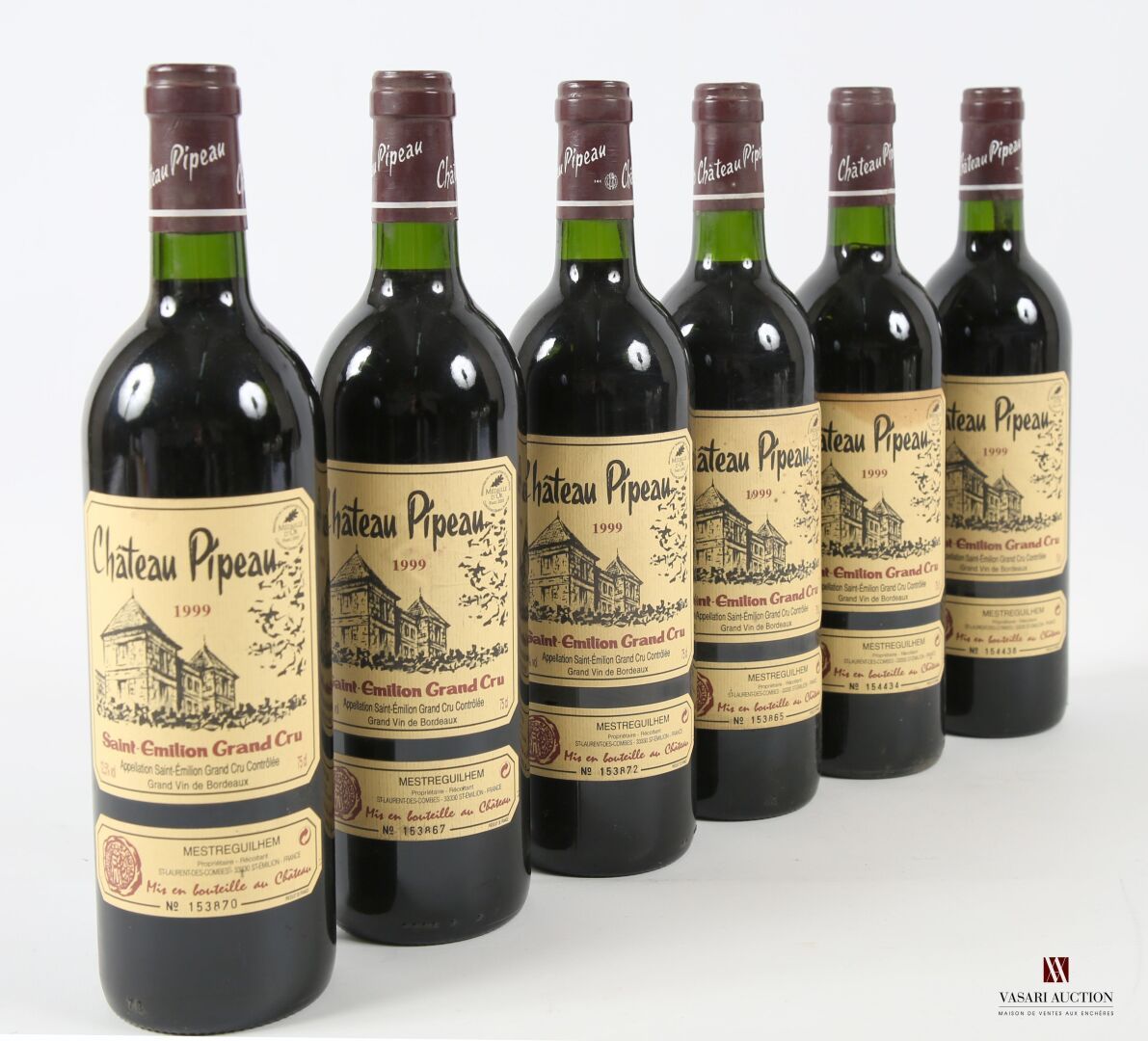 Null 6 bouteilles	Château PIPEAU	St Emilion GC	1999
	Et.: 5 un peu tachées, 1 ta&hellip;