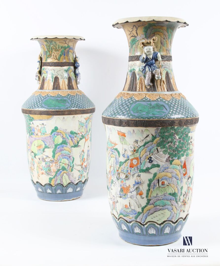 Null CHINA
Pair of Nanking porcelain vases, decorated with equestrian jousting a&hellip;