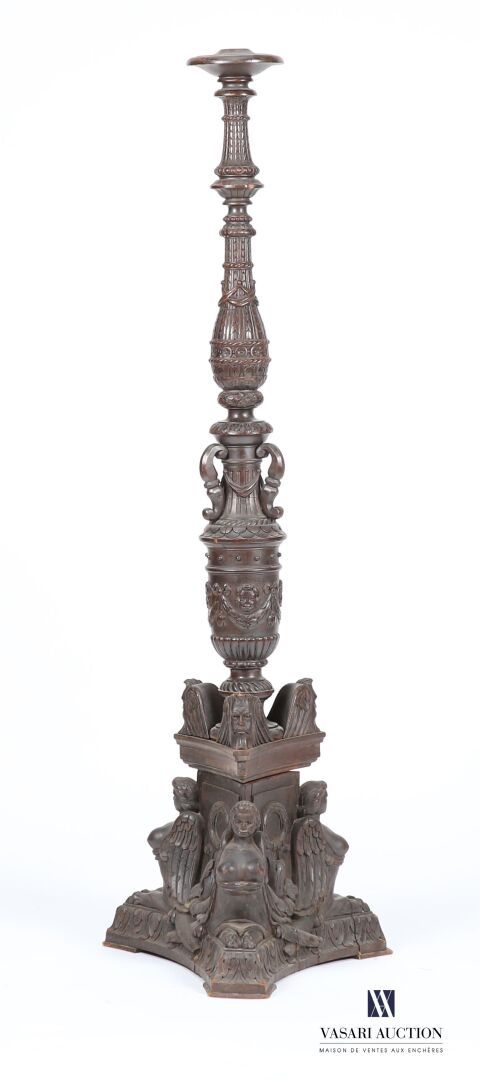 Null Pied de lampe de parquet en bois mouluré et sculpté posant sur une base tri&hellip;