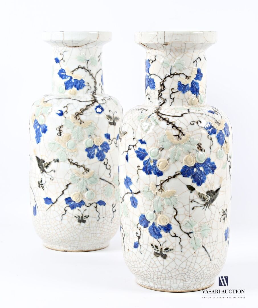 Null CHINE 
Paire de vase de forme balustre en faïence craquelé à décor en léger&hellip;