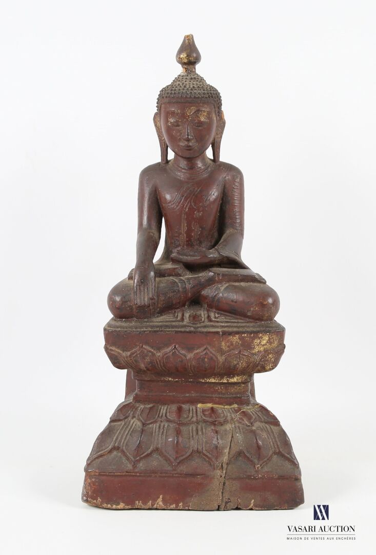 Null Bouddha assis, ses mains en Bhûmisparsha, sur un piédestal étagé à décor lo&hellip;