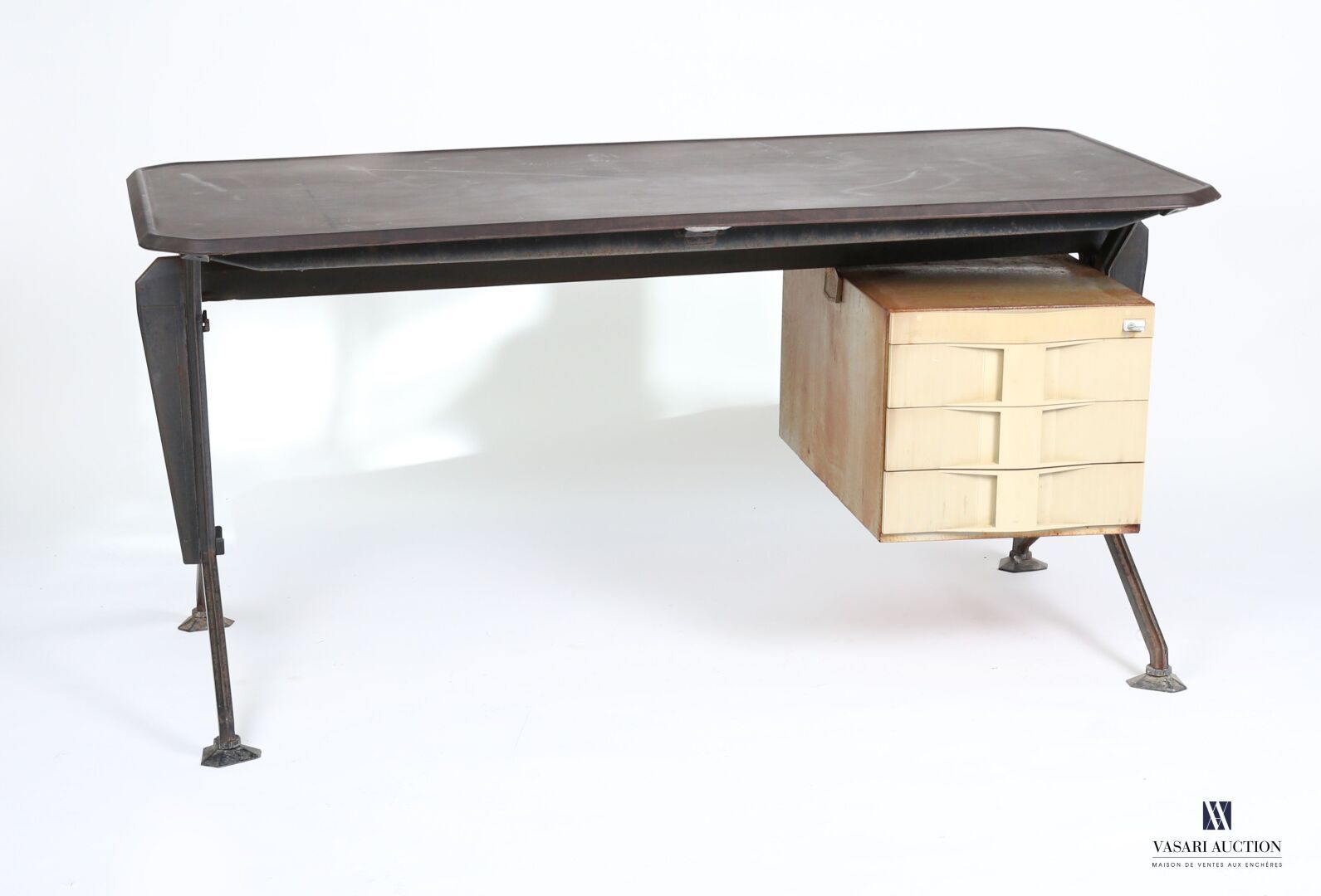 Null BBPR 工作室
Arco "单座办公桌，折叠和上漆金属底座，热成型仿木层压板桌面，金属和塑料底座
奥利维蒂版
底座上印有 Olivetti Arre&hellip;