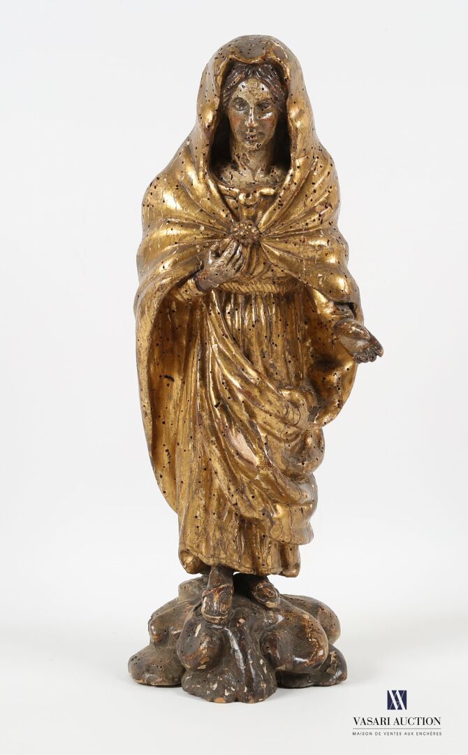 Null Marie-Madelaine en bois sculpté à patine doré, elle est représentée sur un &hellip;