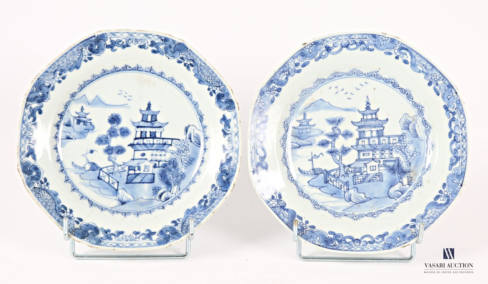 Null CHINE
Paire d'assiettes en porcelaine de forme octogonale à décor blanc-ble&hellip;
