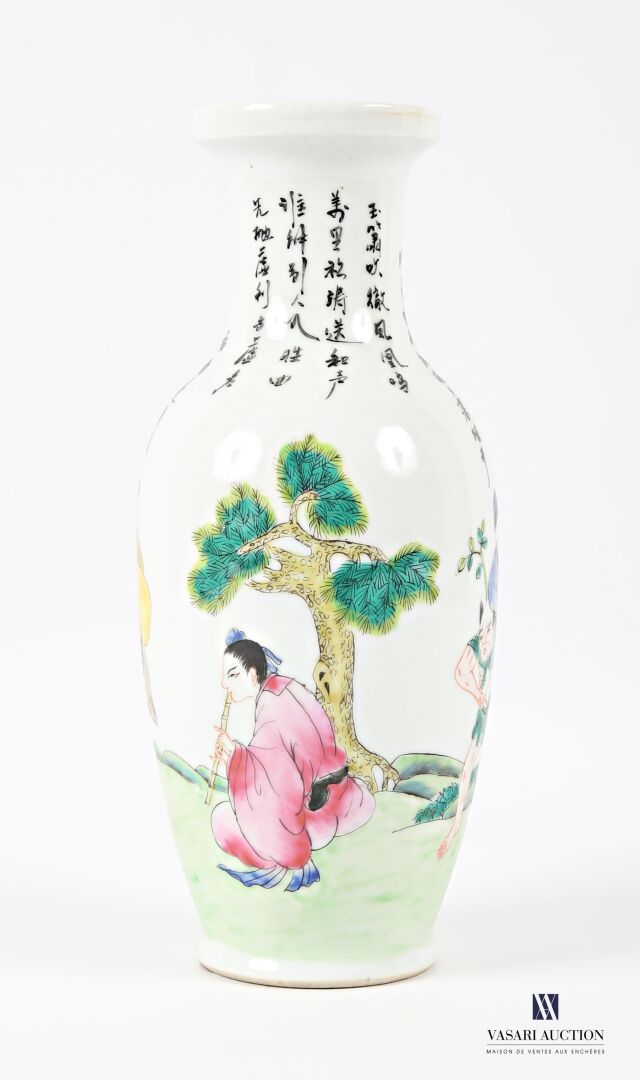 Null CHINE 
Vase de forme balustre en porcelaine blanche à décor tournant en éma&hellip;