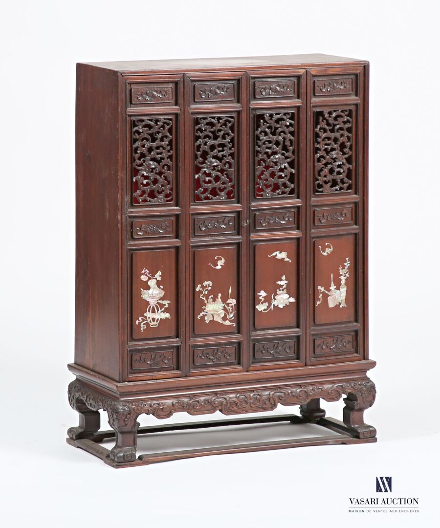 Null Cabinet en bois mouluré et sculpté, il ouvre par deux vantaux à double évol&hellip;