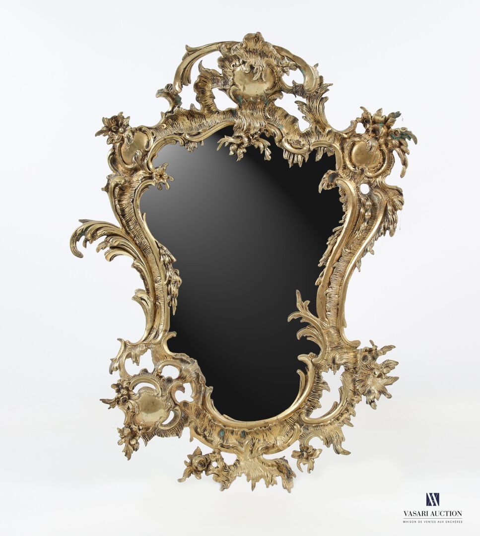 Null Espejo de bronce con forma de violín, borde ricamente decorado con ondas, f&hellip;