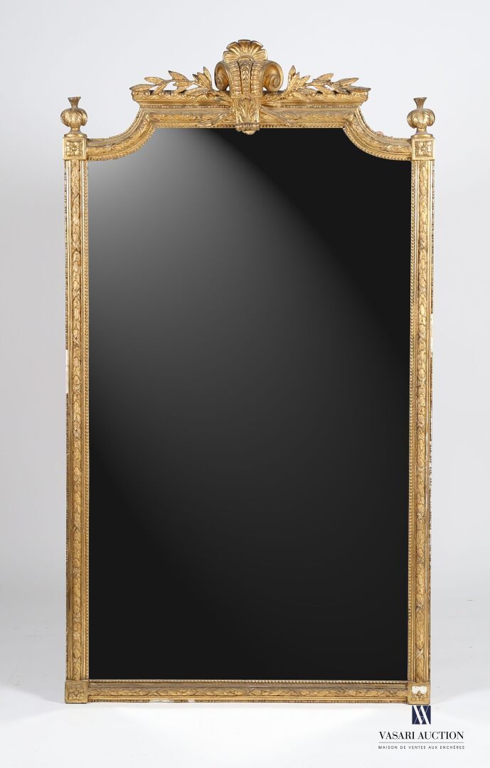 Null Carved and gilded wood and stucco mirror decorated with laurel bundles and &hellip;
