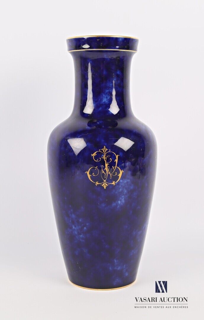 Null SÈVRES
Vase en porcelaine de forme balustre orné d'un monogramme et filets &hellip;