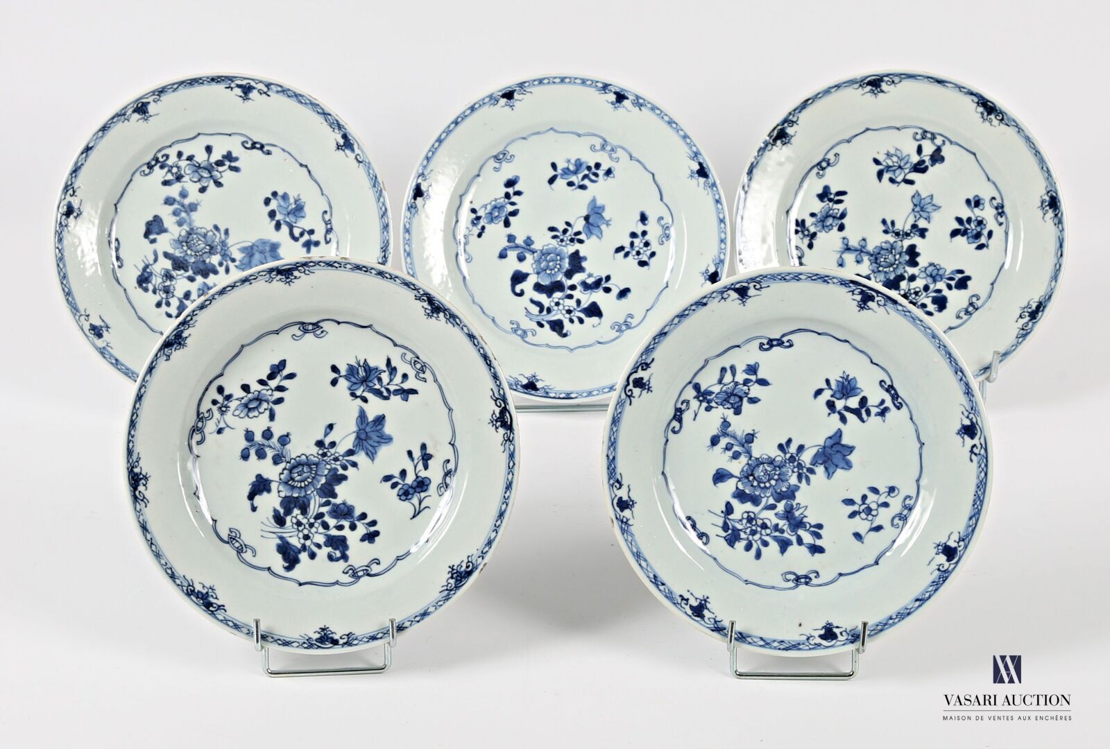 Null CHINE
Cinq assiettes en porcelaine à décor blanc-bleu de branches fleuries &hellip;