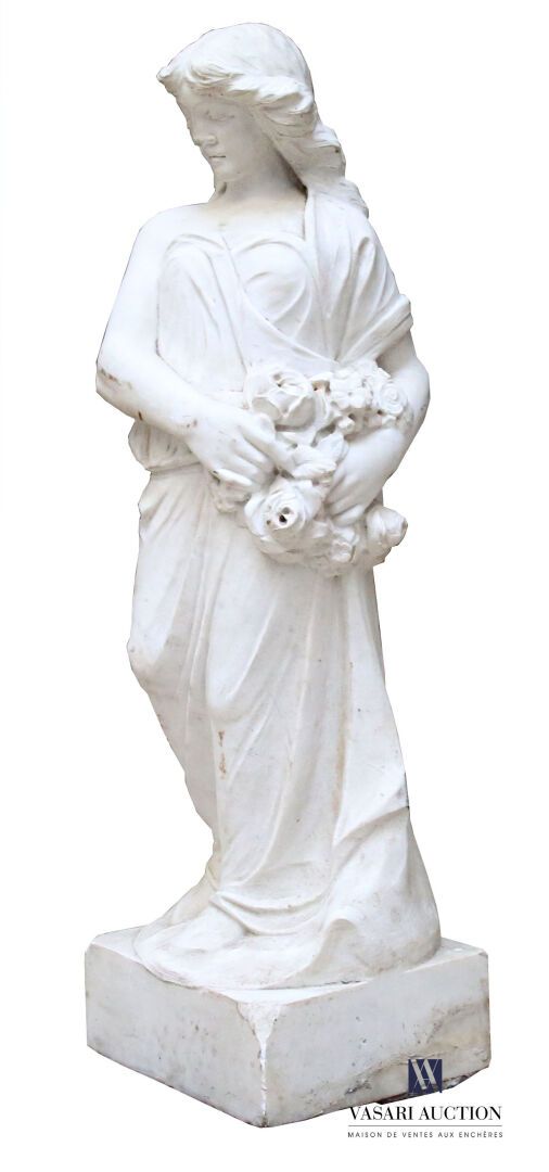 Null Donna drappeggiata con fiori
Scultura in marmo 
Firmata
(scheggia alla base&hellip;