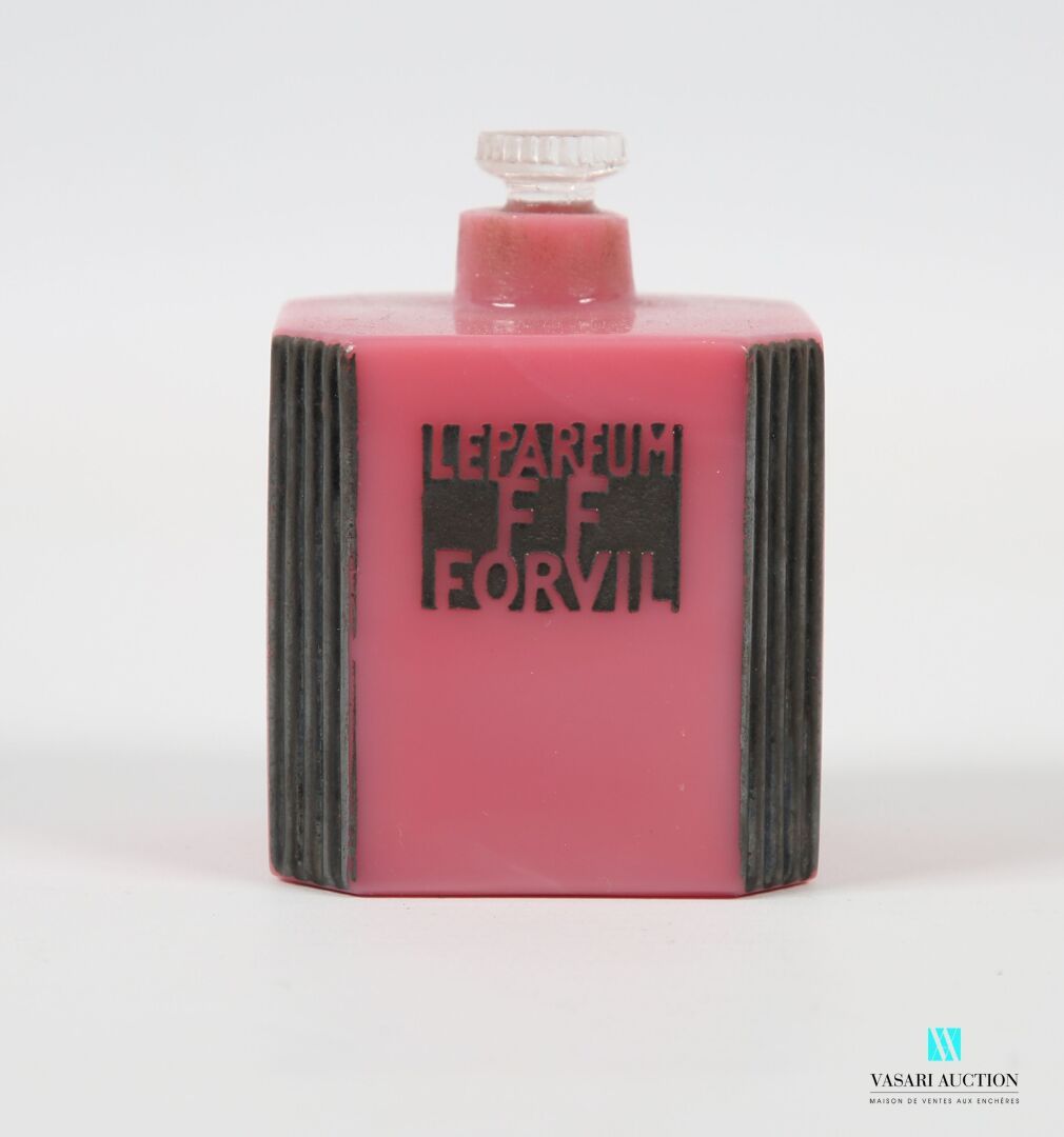 Null BACCARAT
Flacon de parfum à section carrée marqué "Le parfum FF Forvil" en &hellip;