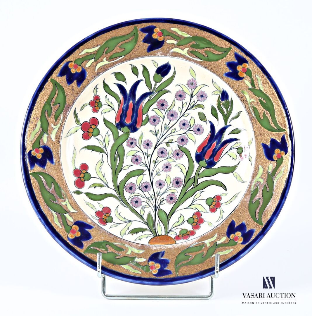 Null 匈牙利 - ZSOLNAY 制造 
以伊兹尼克风格装饰的圆盘，盆中的花朵以奶油色为底，翼上的花朵以金色为底，边饰以蓝色丝边镶边。
背面凹陷的标记和印章&hellip;