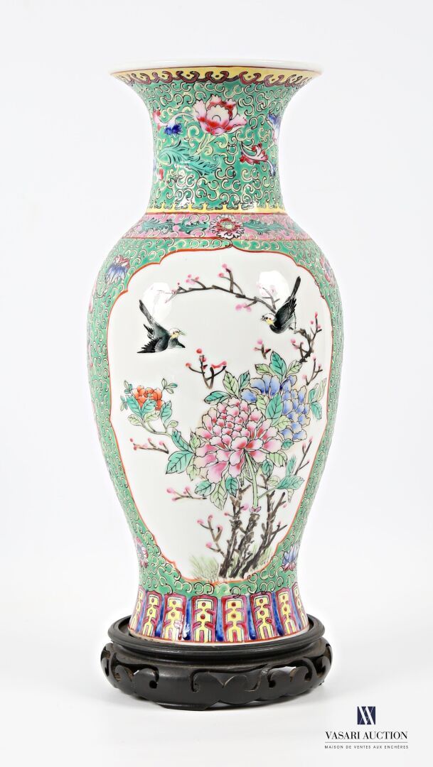 Null CHINE
Vase de forme balustre en porcelaine blanche à décor en émaux polychr&hellip;