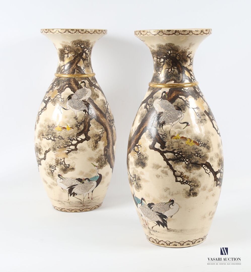 Null JAPON
Paire de vases Satsuma de forme balustre en faïence traité en polychr&hellip;