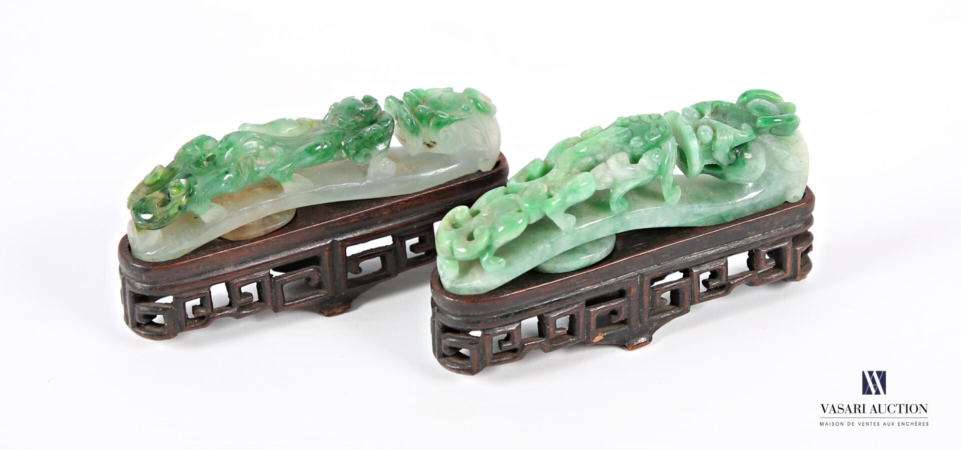 Null CHINE
Deux sceptres Ruyi miniatures en jade vert à décor d'une tête de drag&hellip;