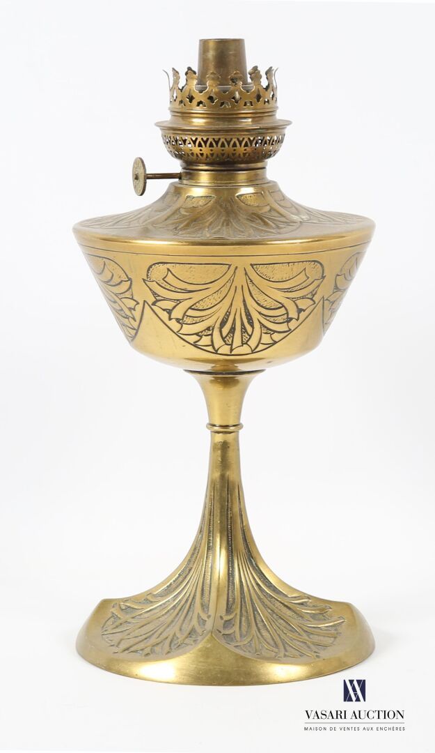 Null LELEU Georges (XXème siècle)
Lampe en bronze et laiton posant sur un pied f&hellip;