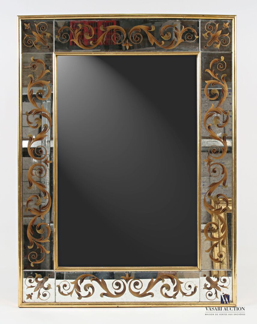 Null 长方形镜子，带有景泰蓝屏风和鎏金叶片装饰。
(玻璃有一些点蚀，镀金有磨损）
镜高81 厘米 - 宽度：60.5 厘米