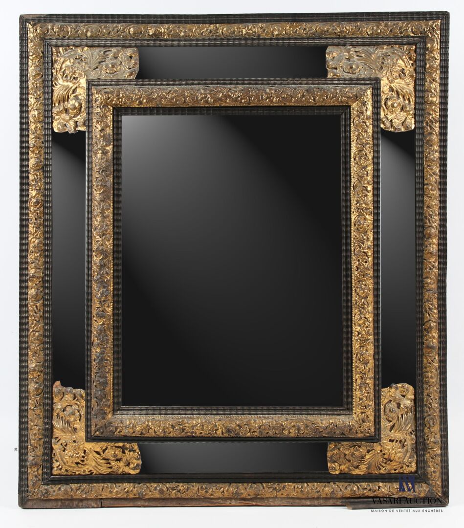 Null Specchio in legno annerito, ebano modanato e ottone sbalzato e traforato, d&hellip;