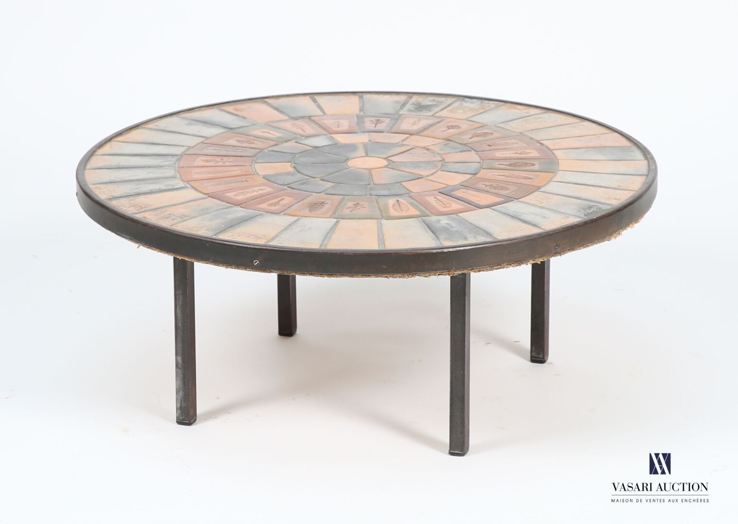 Null CAPRON
Tavolino rotondo con piano decorato con piastrelle a rosetta e motiv&hellip;