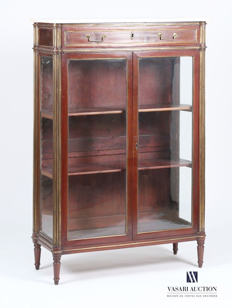Null Mahogany veneered display cabinet inlaid with leaves and framed with brass &hellip;