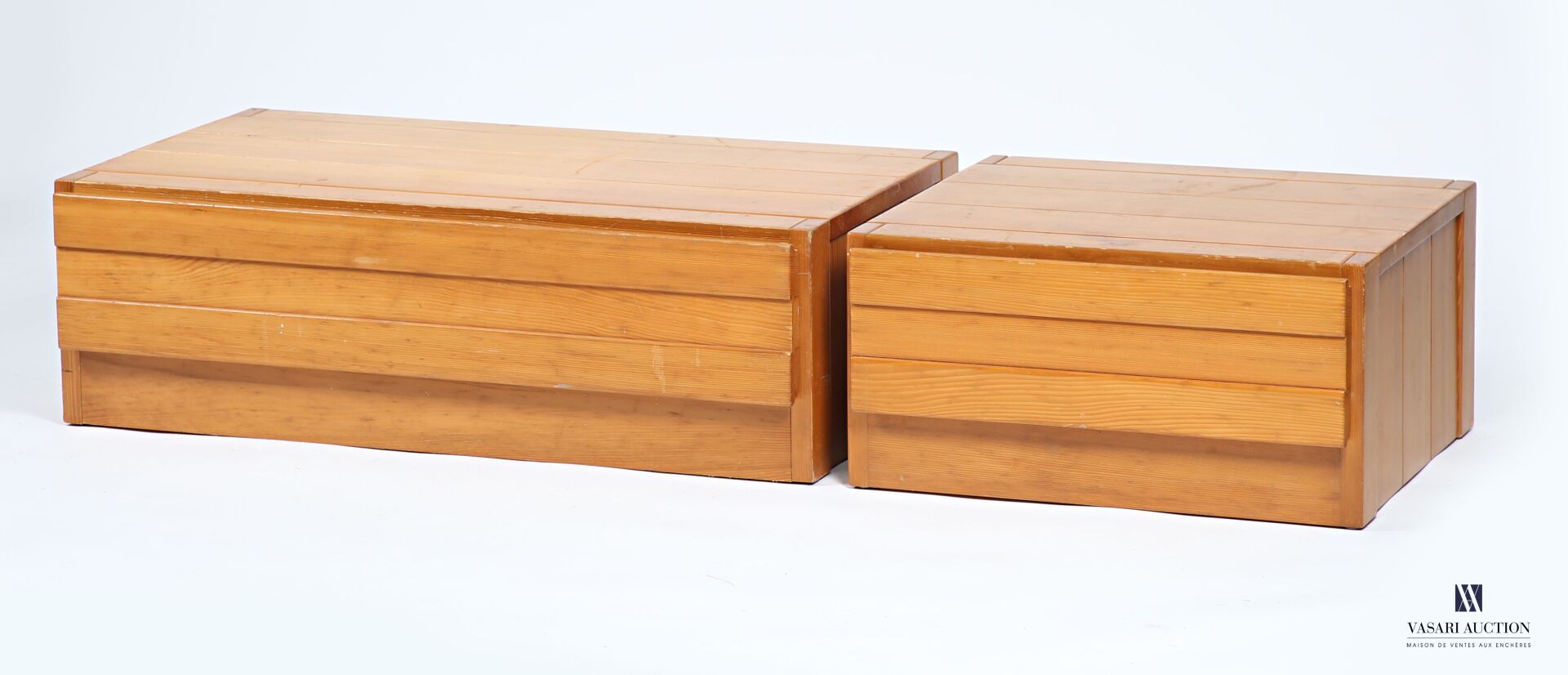 Null MAISON REGAIN
Deux meubles de rangements bas en pin ouvrant par un tiroir e&hellip;