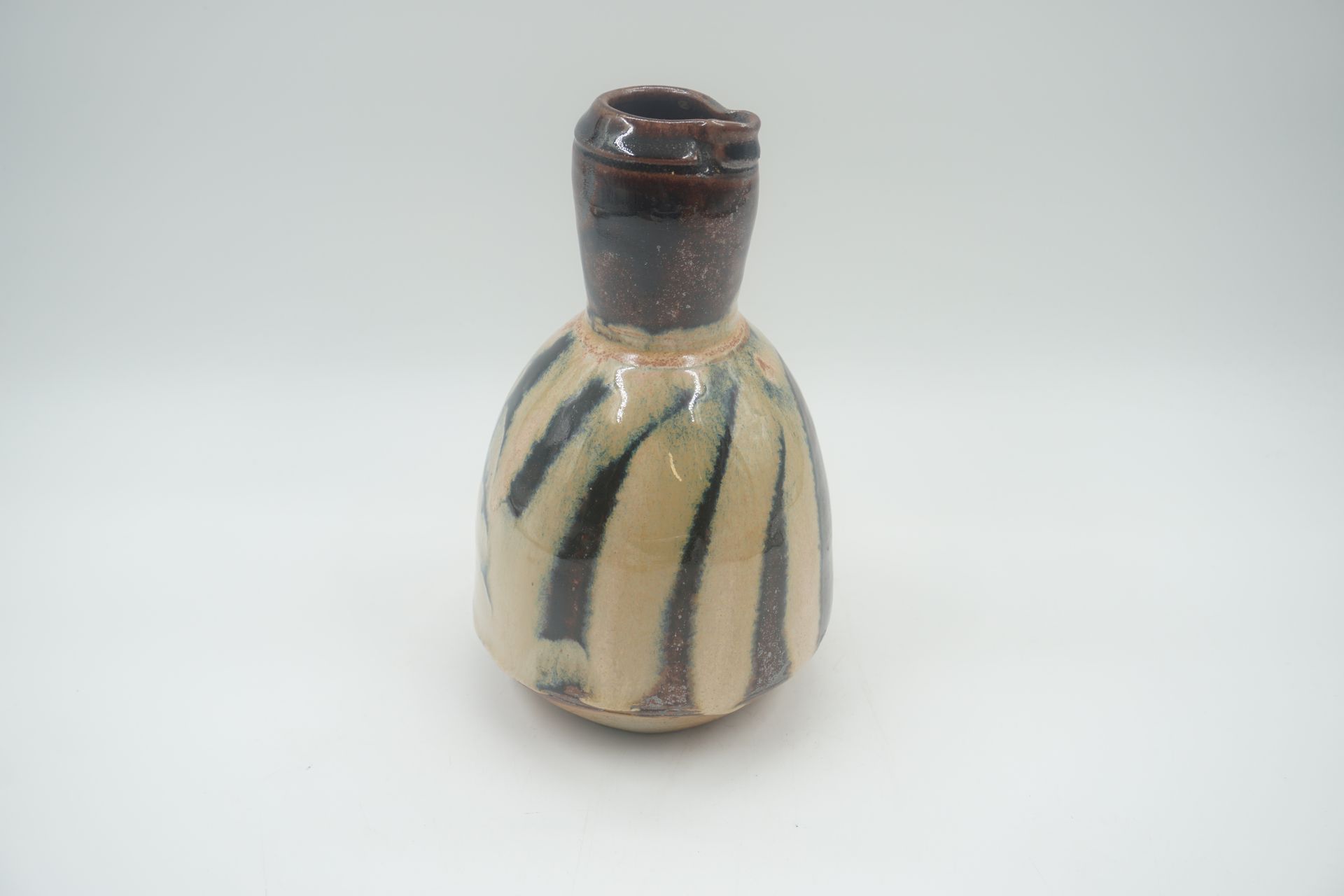 Null Atelier de la Borne.一个棕色和米色釉面的石器壶，有蓝色的阴影，背面有标记。高：22厘米。