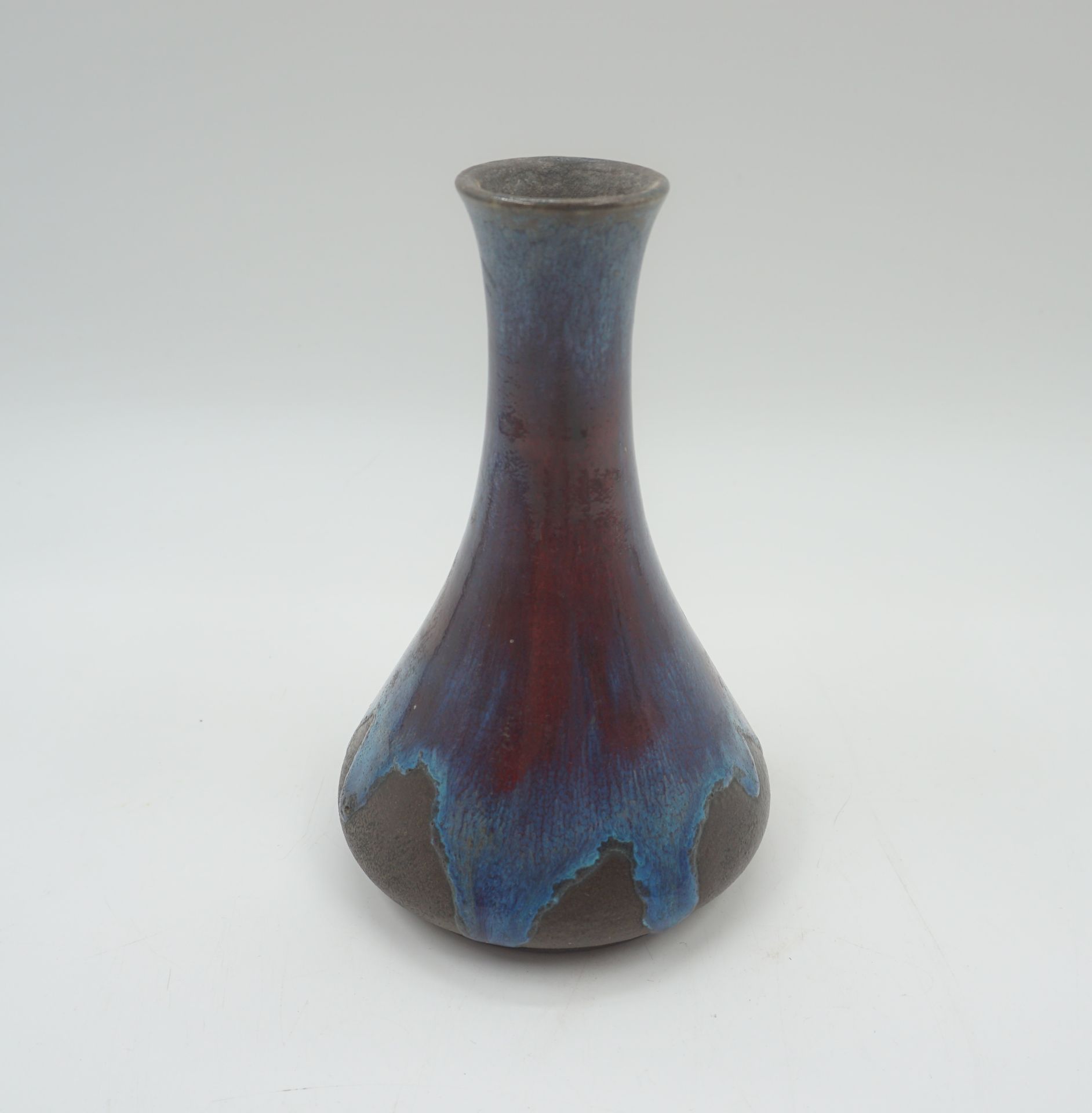 Null MONTIGNY-SUR-LOING，Boué et Petit工作室。一个蓝色和红色的搪瓷花瓶，瓶身很大，背面有签名。高：15厘米。
