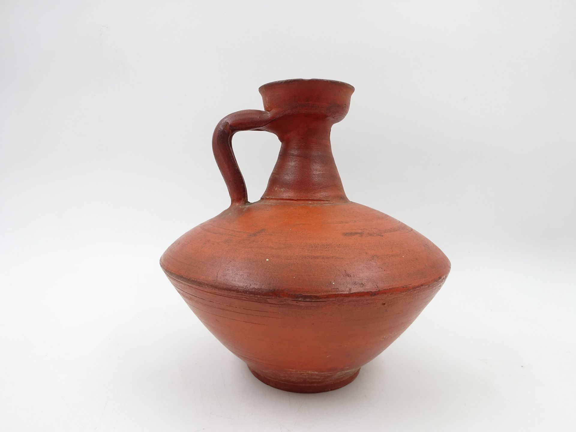 Null Cruche en céramique sigillée. Afrique du Nord, époque romaine.Ht : 19 cm. E&hellip;