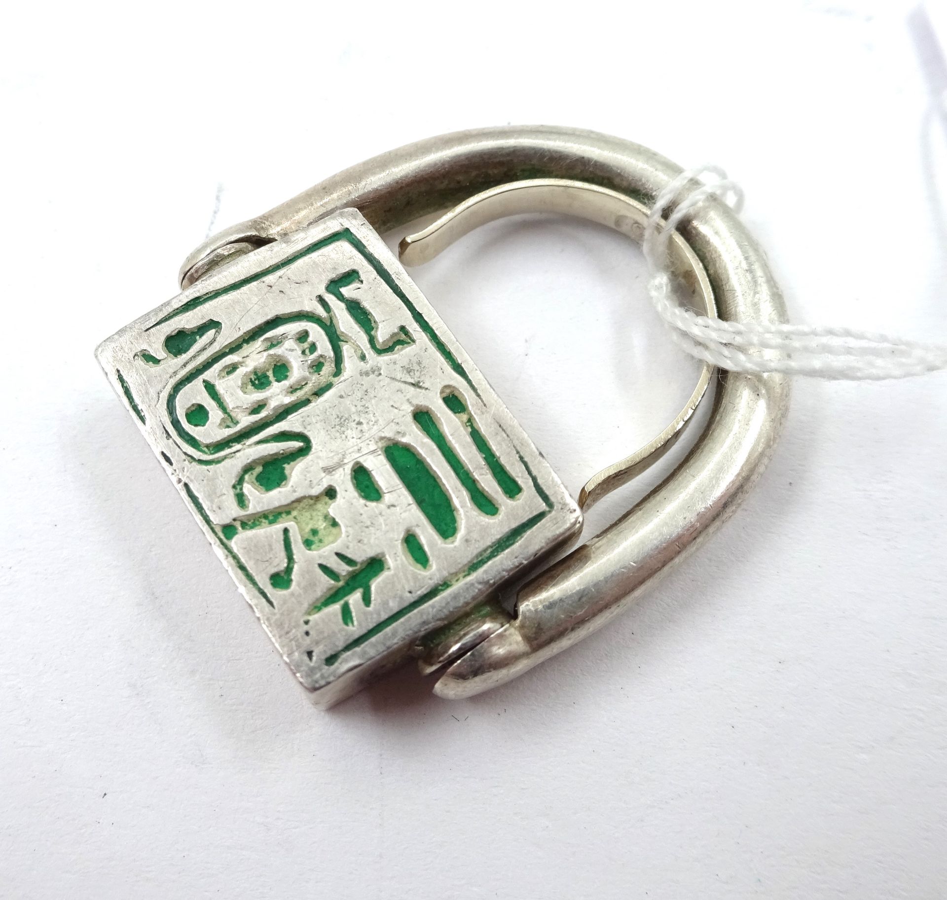 Null Anillo de plata de estilo egipcio con cartela incrustada de pasta de vidrio&hellip;