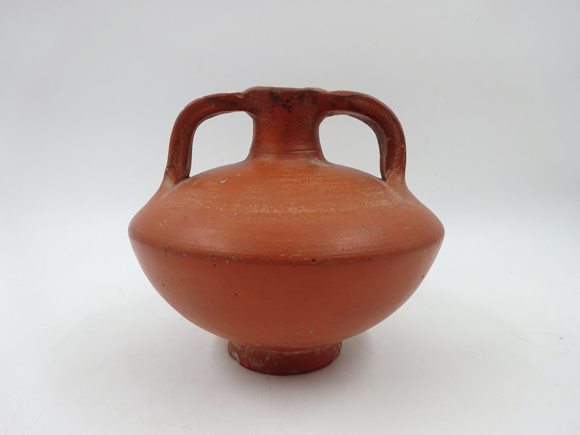 Null 带有两个把手的陶瓷花瓶。北非。罗马式。高： 14 厘米。专家：丹尼尔-勒布里耶先生