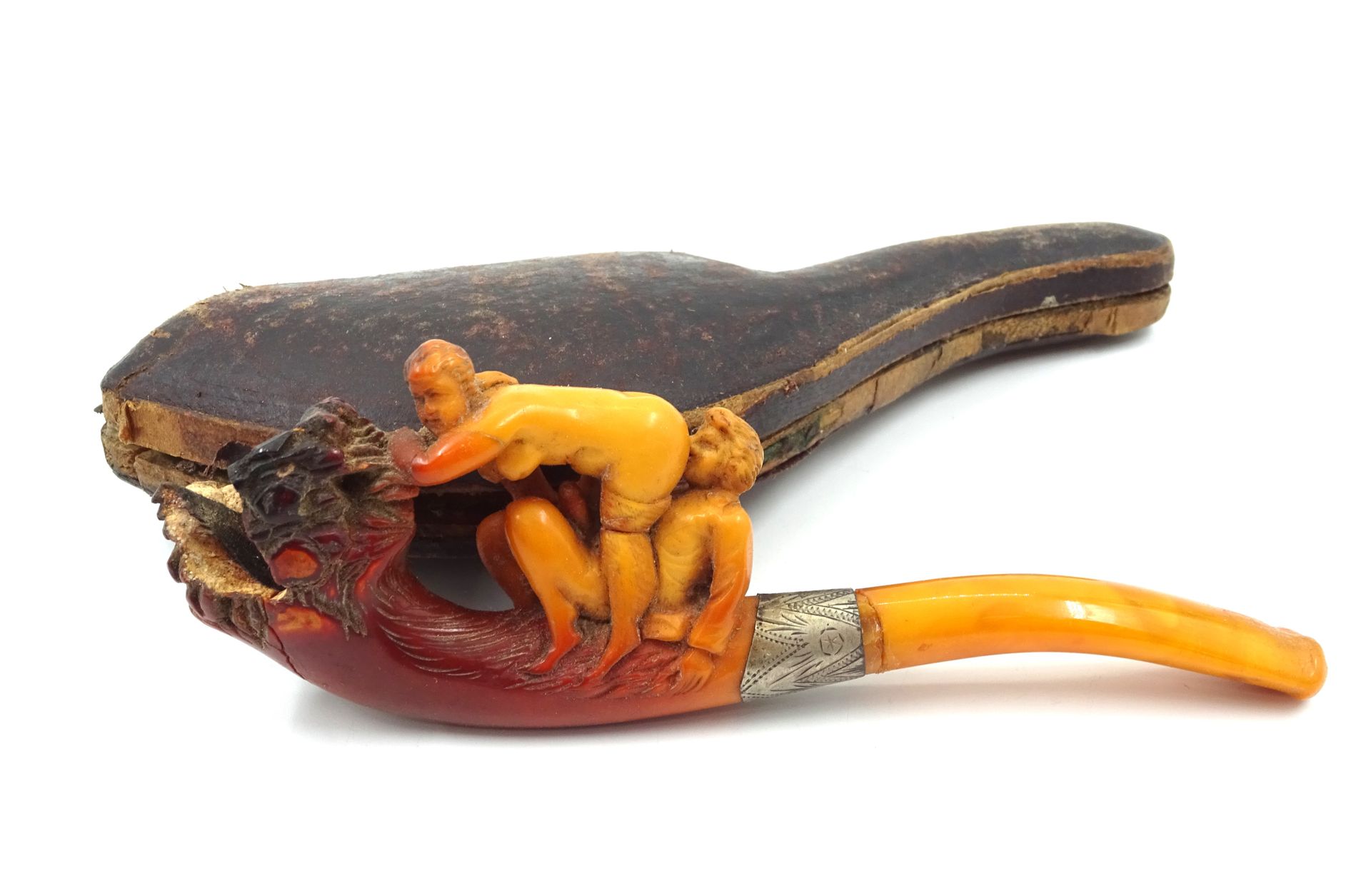 Null 一个琥珀烟斗，雕刻有色情场景（烟斗断裂后又粘合在一起，缺失）。长 13 厘米。装在盒子里。