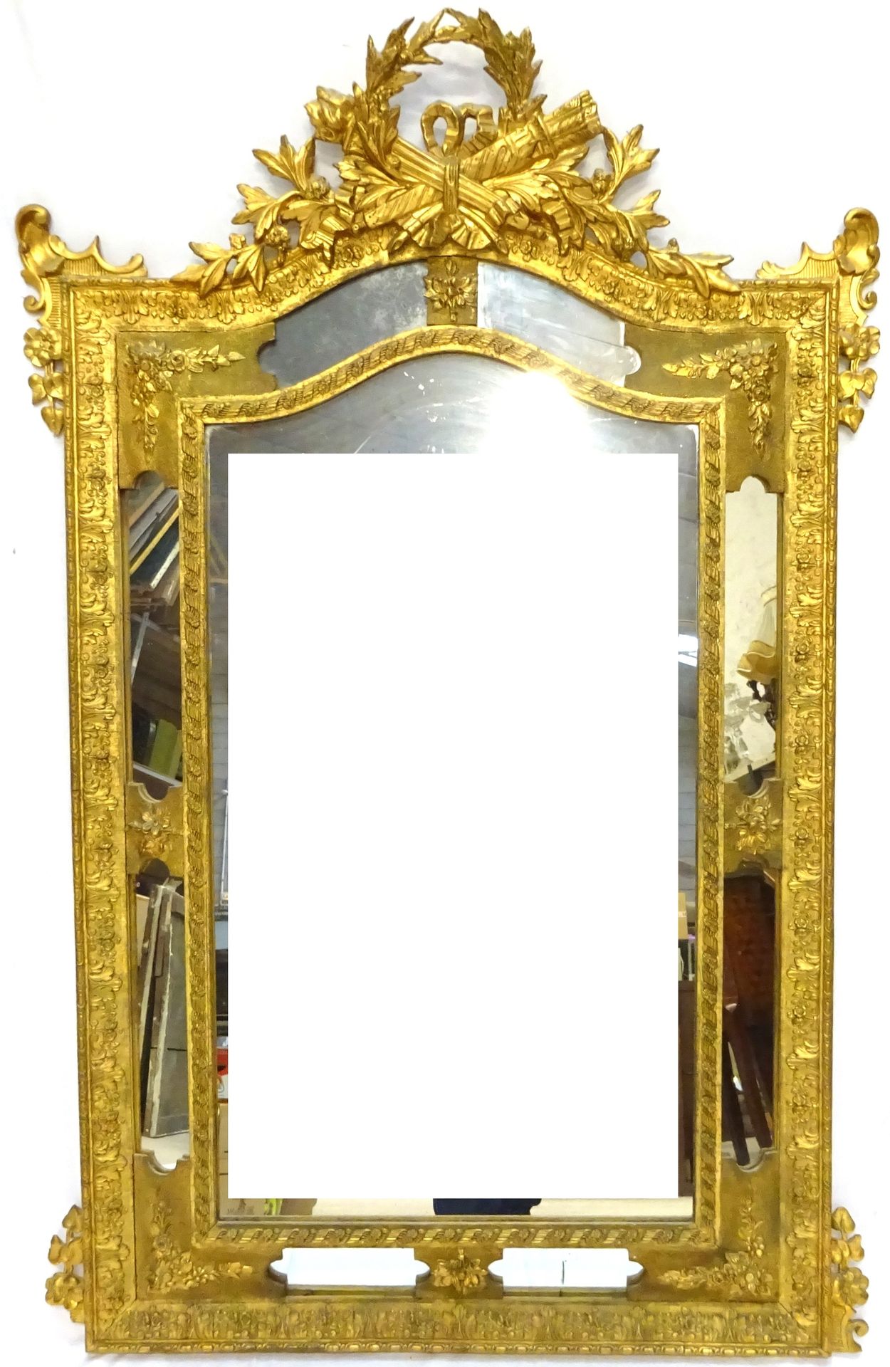 Null Miroir à parcloses de style Louis XVI en bois sculpté, stuqué et doré, à ri&hellip;