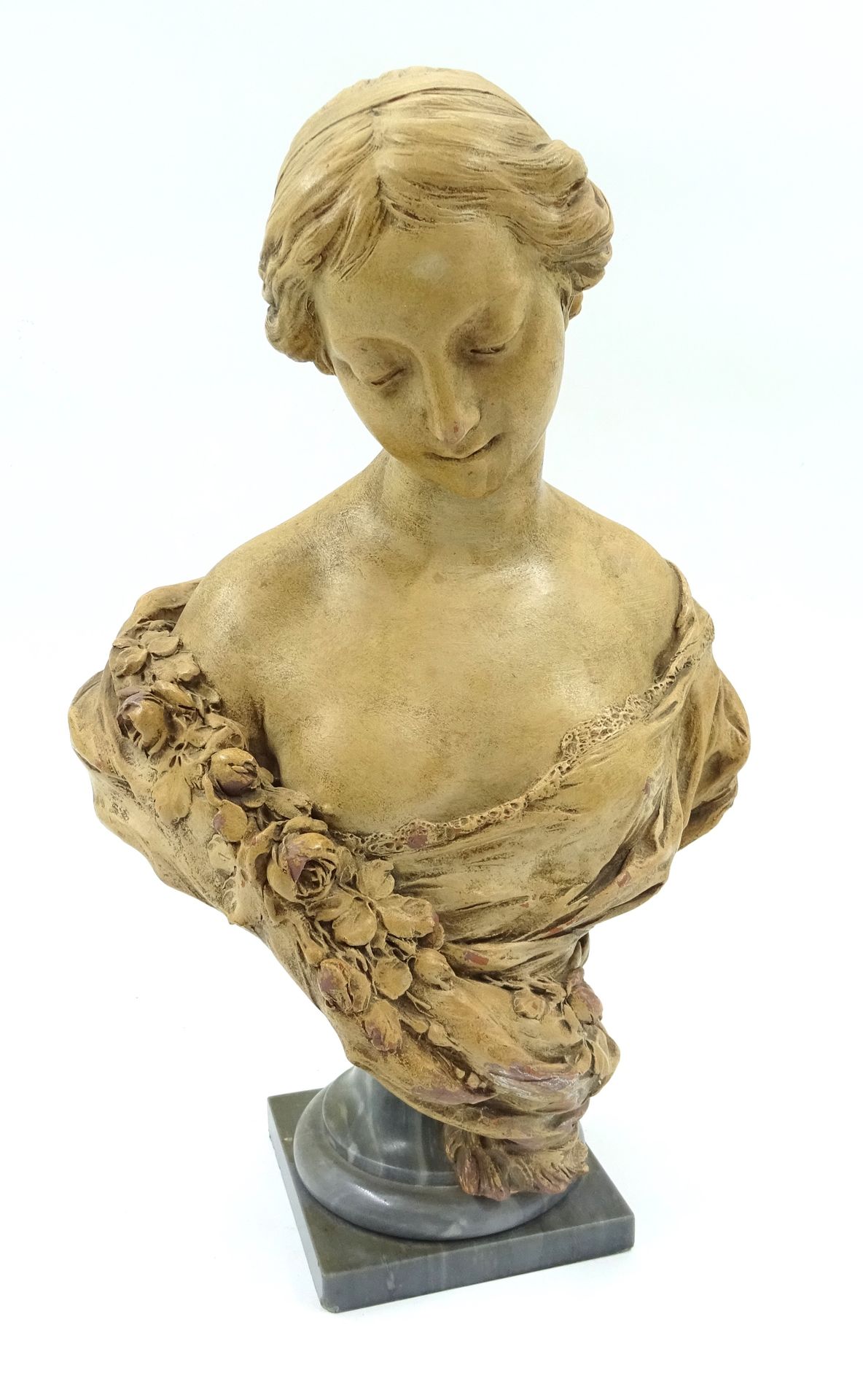 Null Busto di giovane donna con fiori. Prova in terracotta, base in marmo.
Altez&hellip;