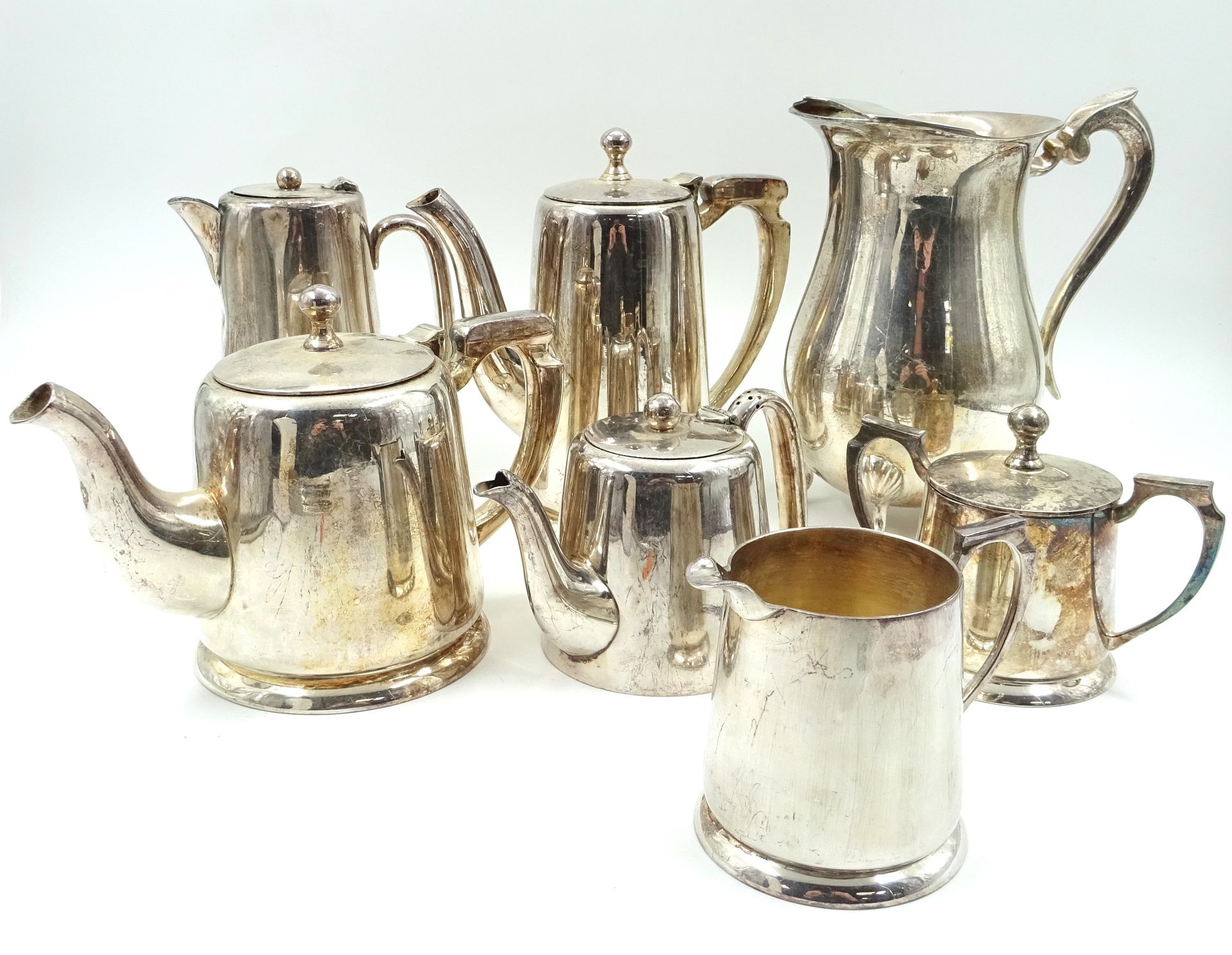 Null Six pièces de service à thé et café en métal argenté (deux modèles). On y j&hellip;