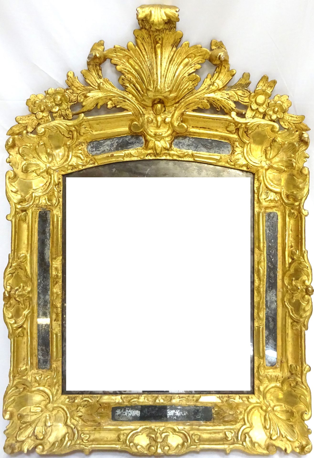 Null Espejo con vidriera de madera tallada, estucada y dorada, decorada con palm&hellip;