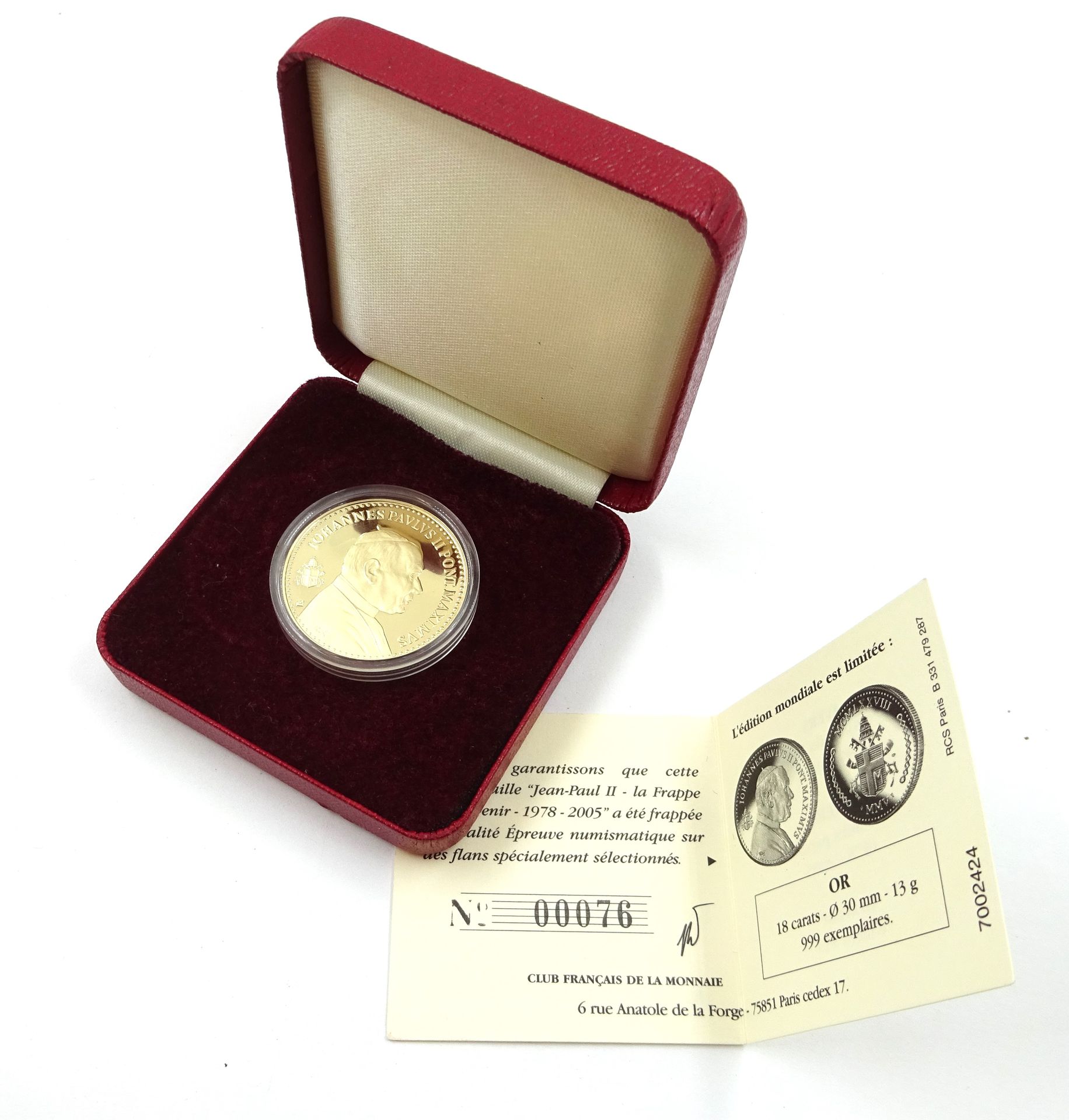 Null 描绘教皇约翰-保罗二世的 750°/°° (18k) 黄金奖章，附带编号为 76/999 的鉴定证书，装在印有教皇盾徽的盒子中 D：3 厘米。净重 1&hellip;