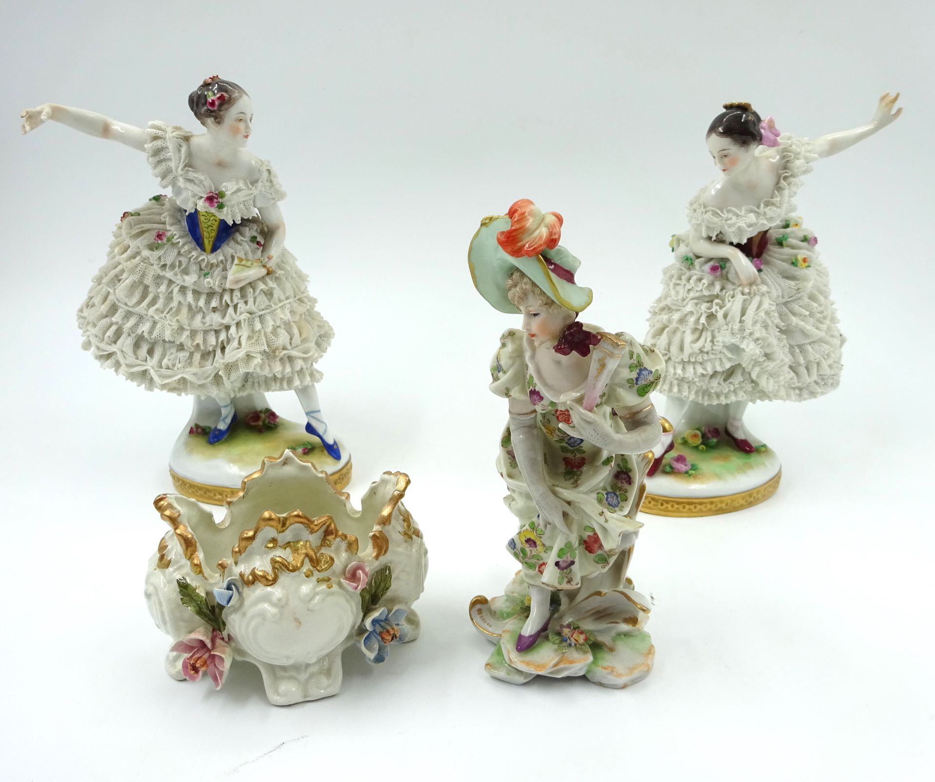 Null Set di tre soggetti in porcellana raffiguranti due ballerine (H: 19 cm, inc&hellip;