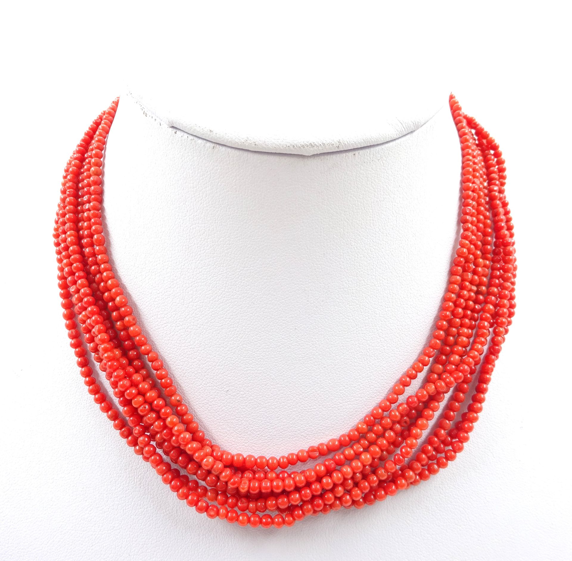 Null Collar con ocho hilos de perlas de coral. L: 40 cm (abierto).