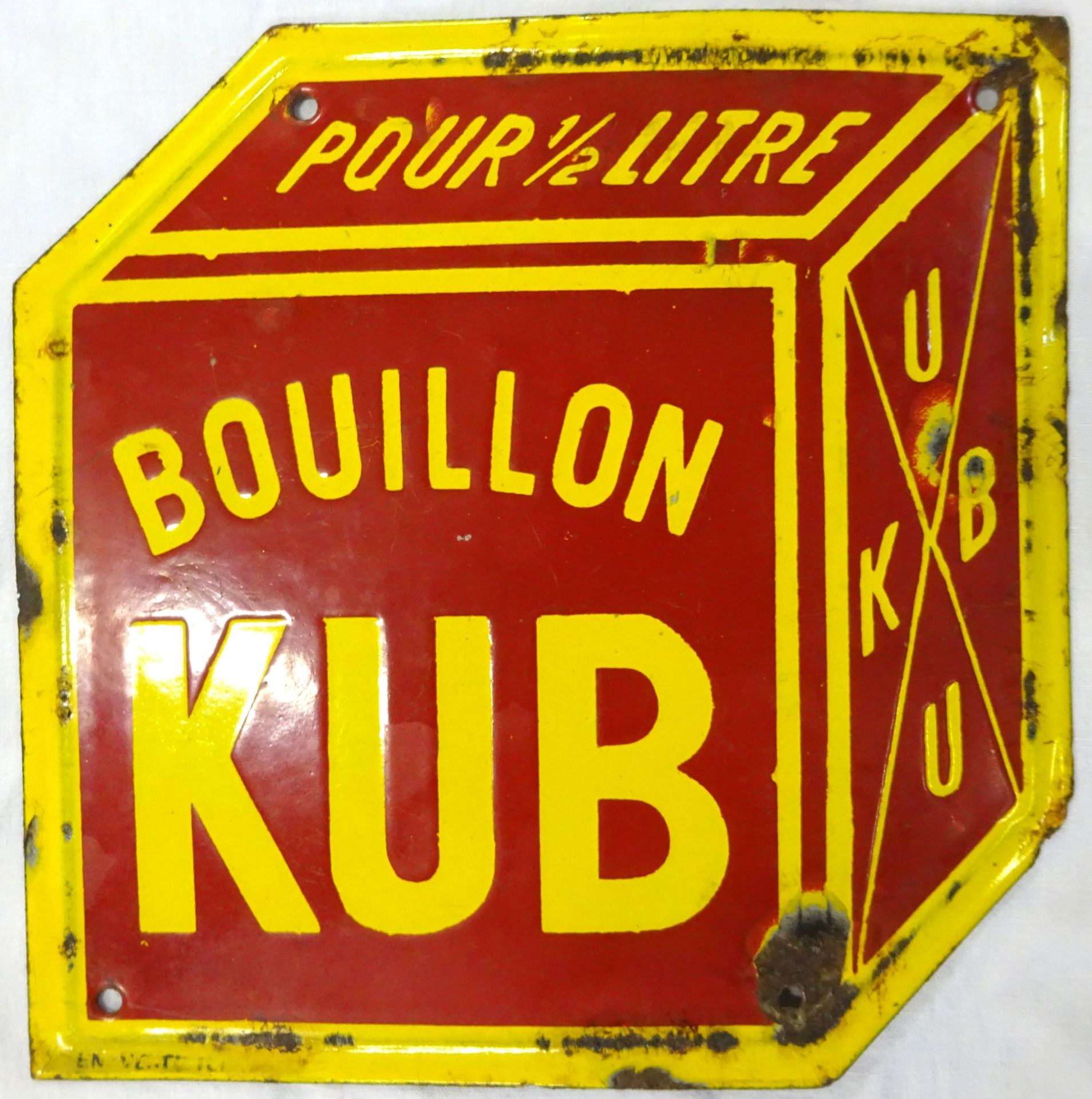 Null Plaque émaillée Bouillon Kub. (manques d'émail). 20 x 20 cm