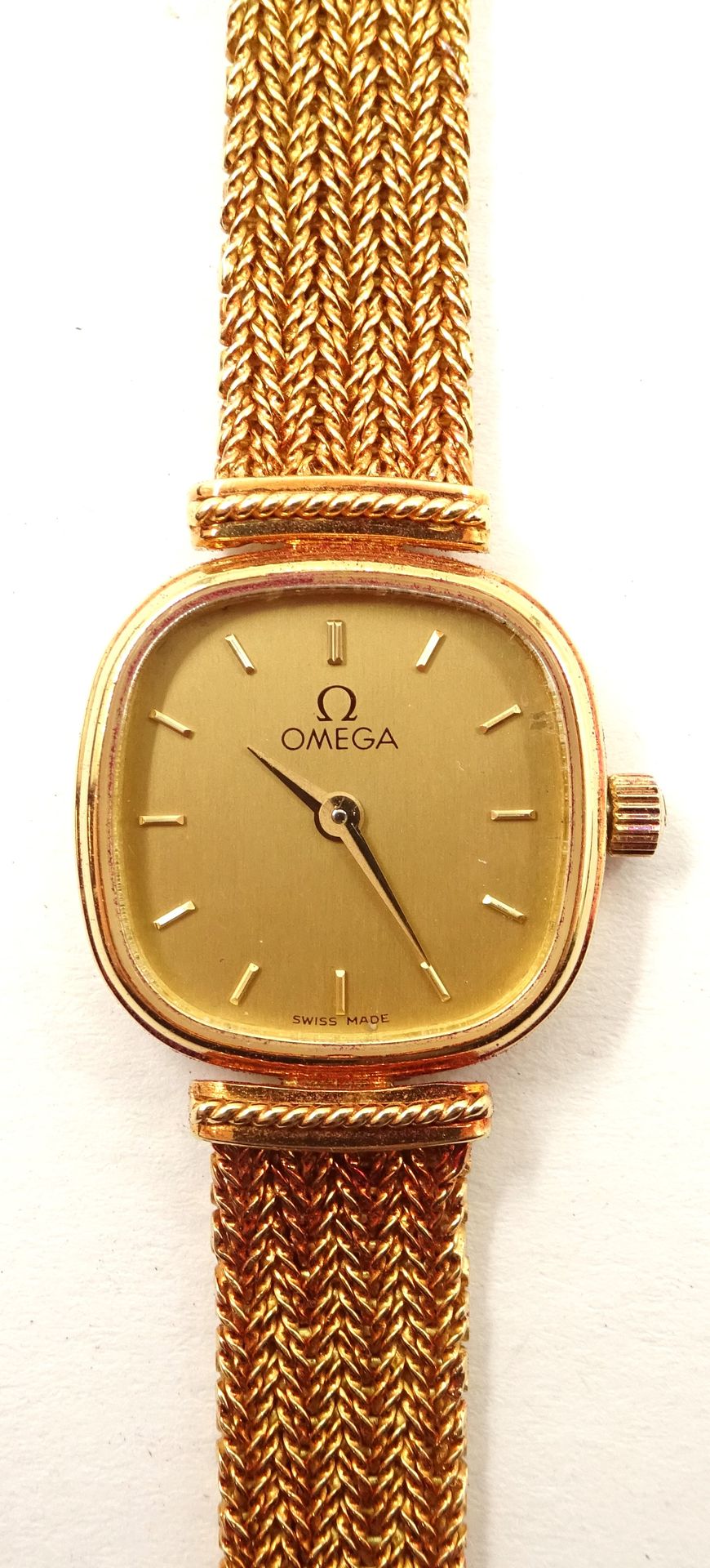 Null OMEGA. Ladies' watch in 750°/°° (18k) yellow gold, square dial with rounded&hellip;