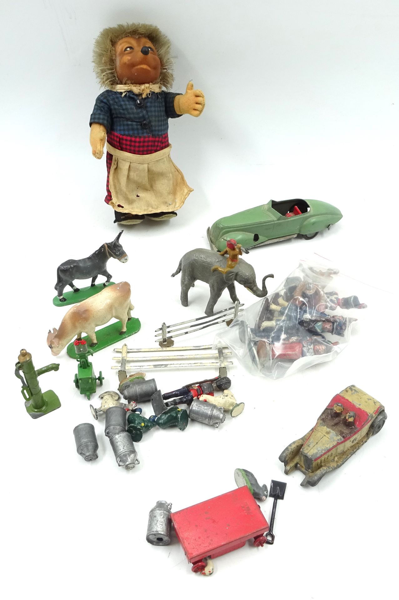 Null 一批各种玩具，包括玩具兵、动物、Solido 汽车、刺猬......使用状况和事故。