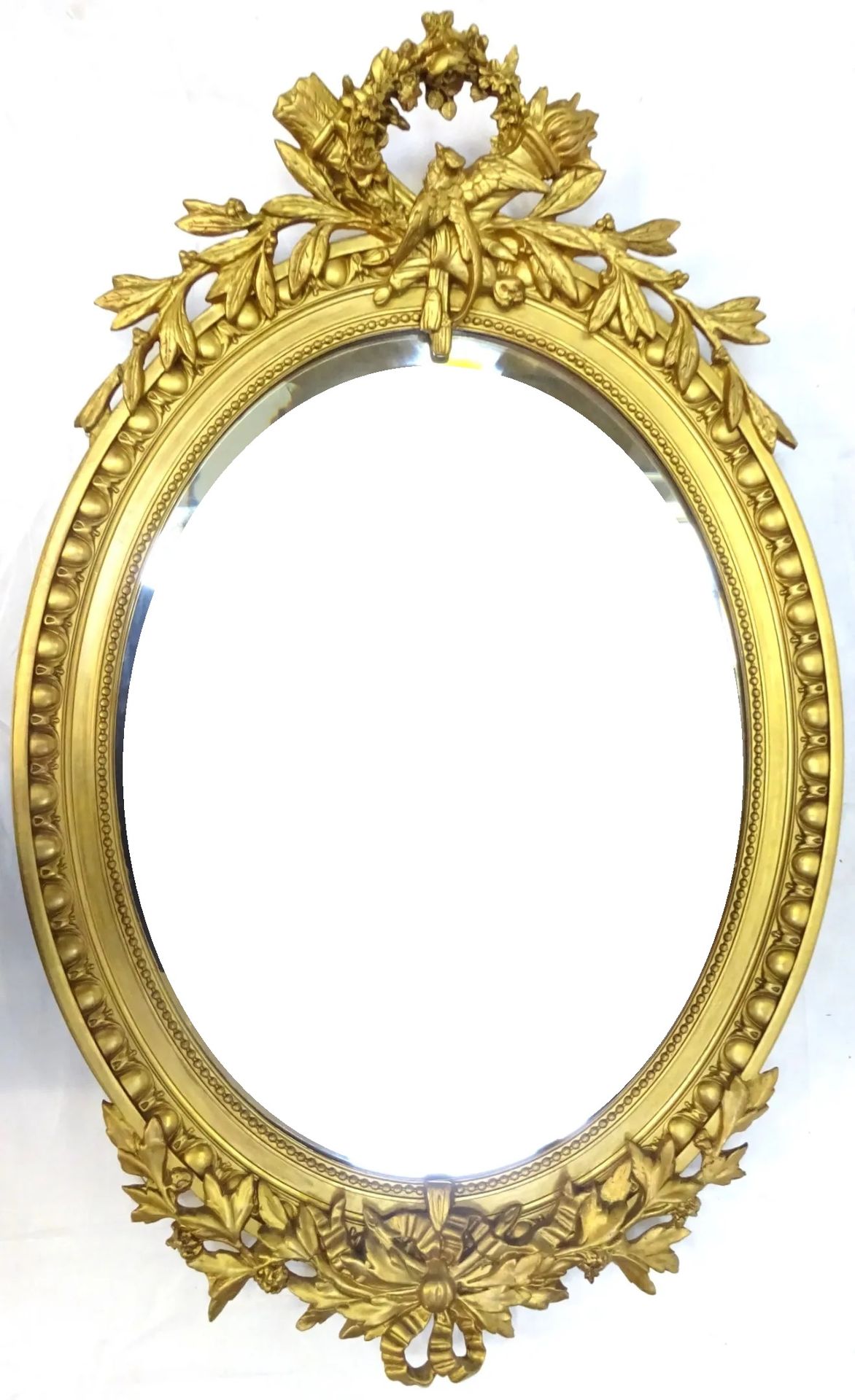 Null Miroir médaillon de style Louis XVI en bois sculpté, stuqué et doré, à déco&hellip;
