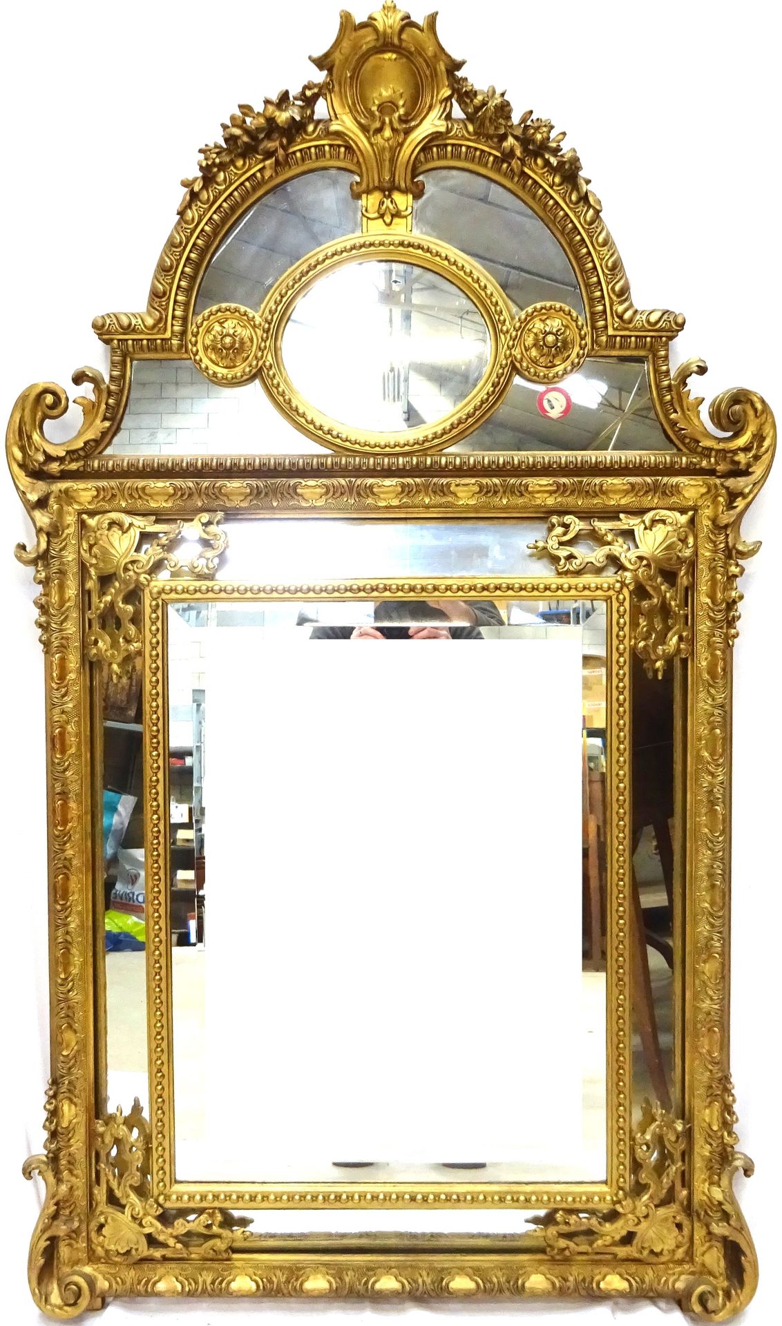 Null Miroir à parcloses en bois sculpté, stuqué et doré, à riche fronton à décor&hellip;