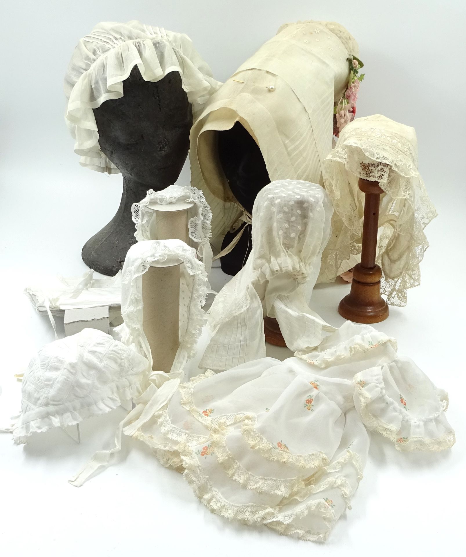 Null Lot of women's crochet and lace headdresses. 19th century.