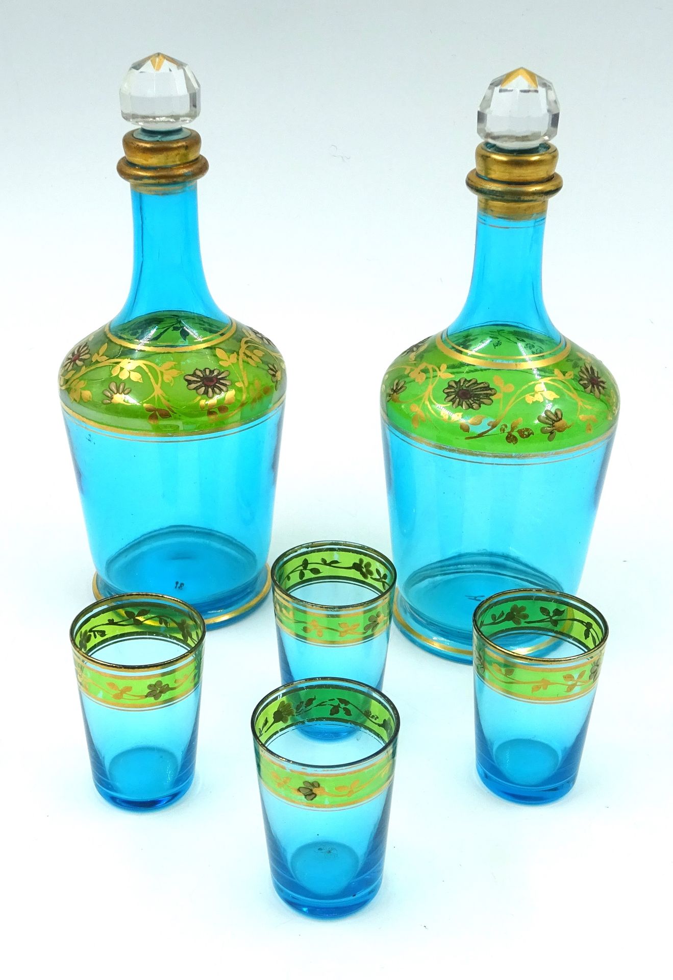 Null Deux flacons et quatre petits verres en cristal bleu à décor de frises flor&hellip;